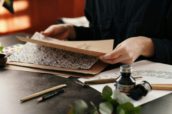 Foto de um planner personalizado aberto sobre uma mesa de escritório